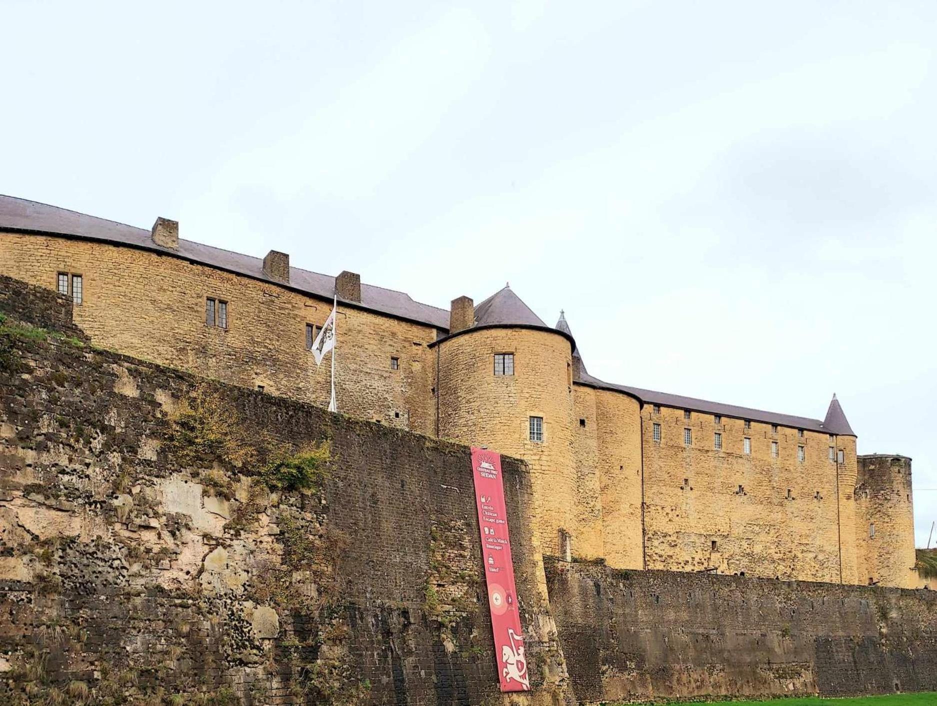 L'Elegant Des Remparts, Vue Sur Chateau Fort Sedan Luaran gambar